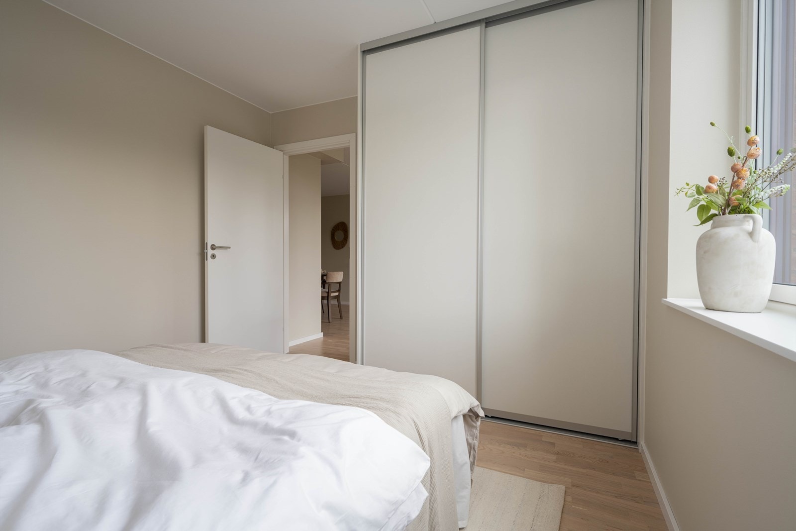 Praktisk skyvedørsgarderobe gir rikelig med oppbevaringsplass. Galleribilde