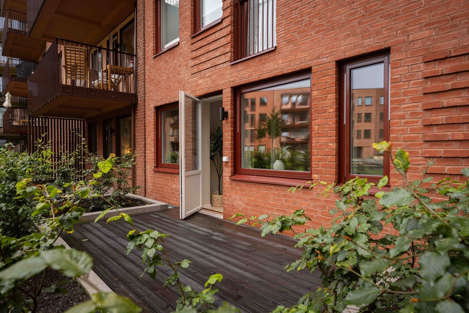 Privat uteplass med utgang fra kjøkkenet. Galleribilde