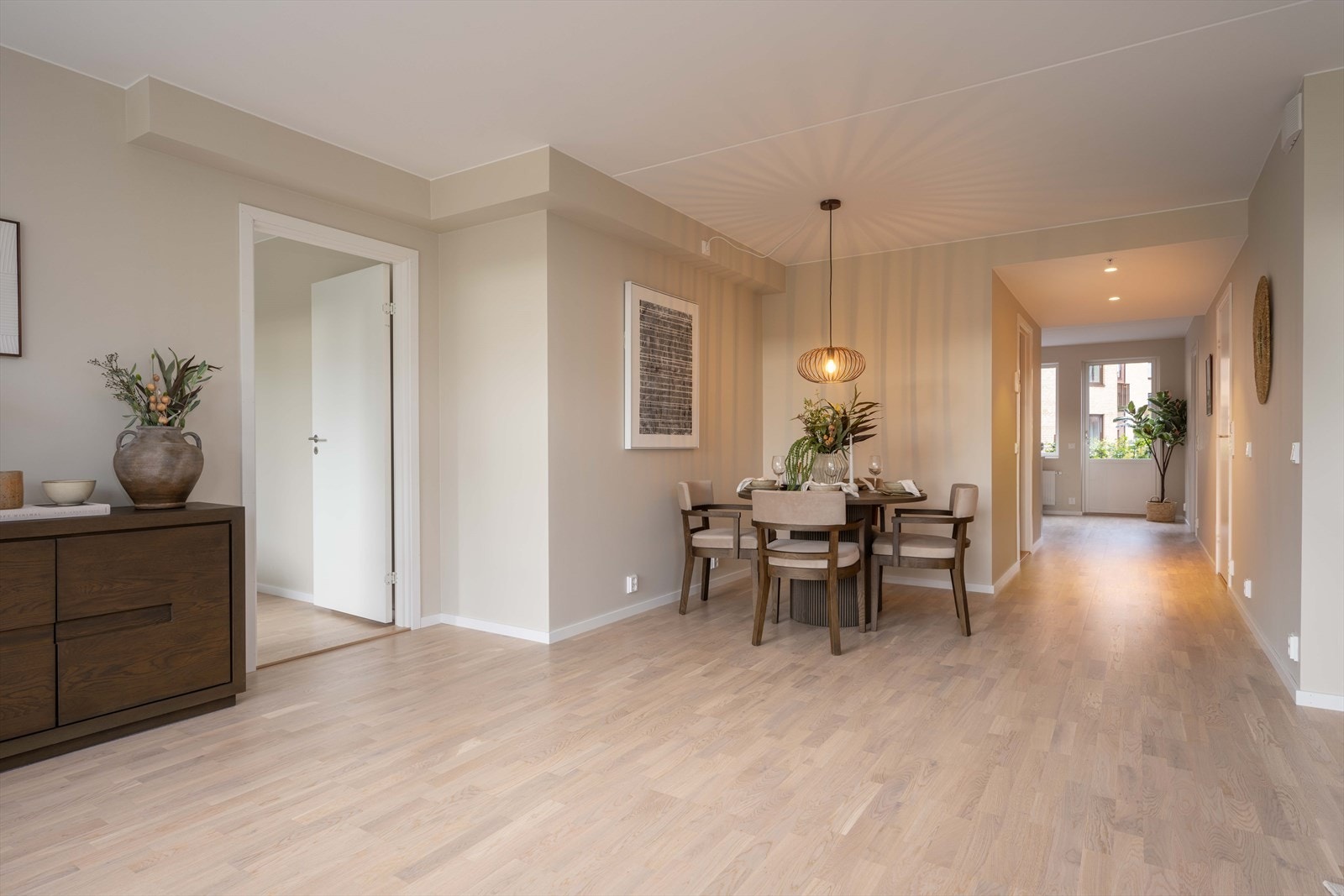 Den gjennomgående løsningen gir en god romfølelse og utsyn til begge sider av bygget. Galleribilde