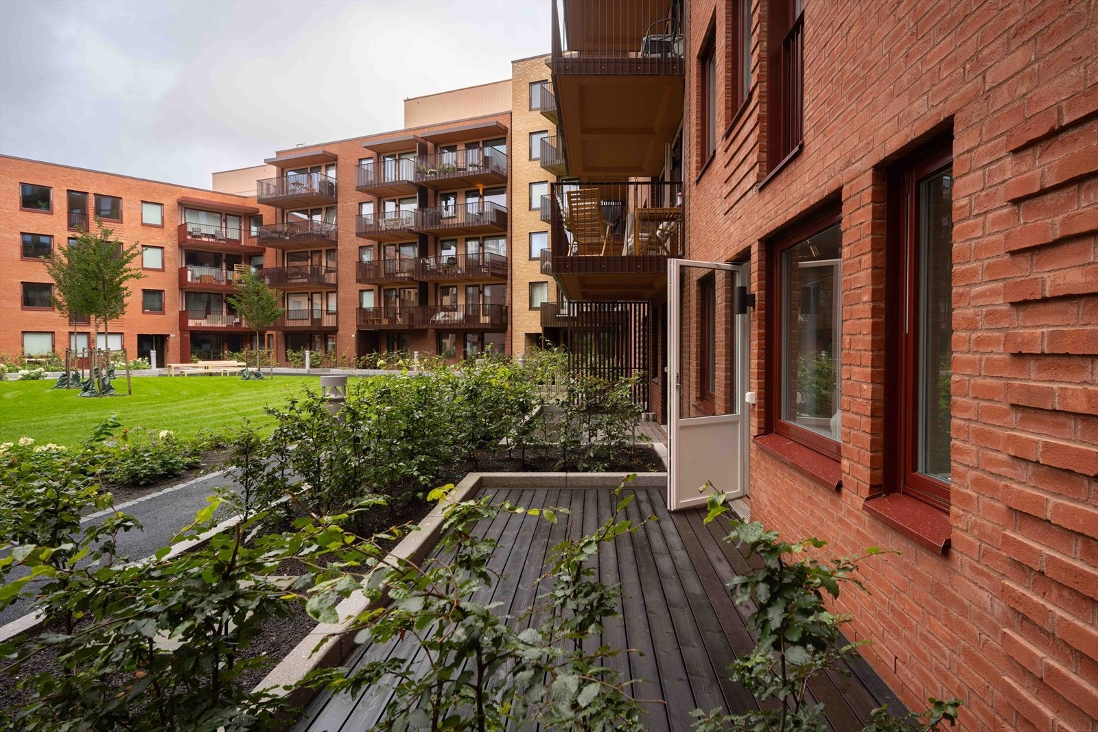 Her kommer du rett ut i bakgården fra kjøkkenet! Boligen gir en "husliknende" følelse. Galleribilde