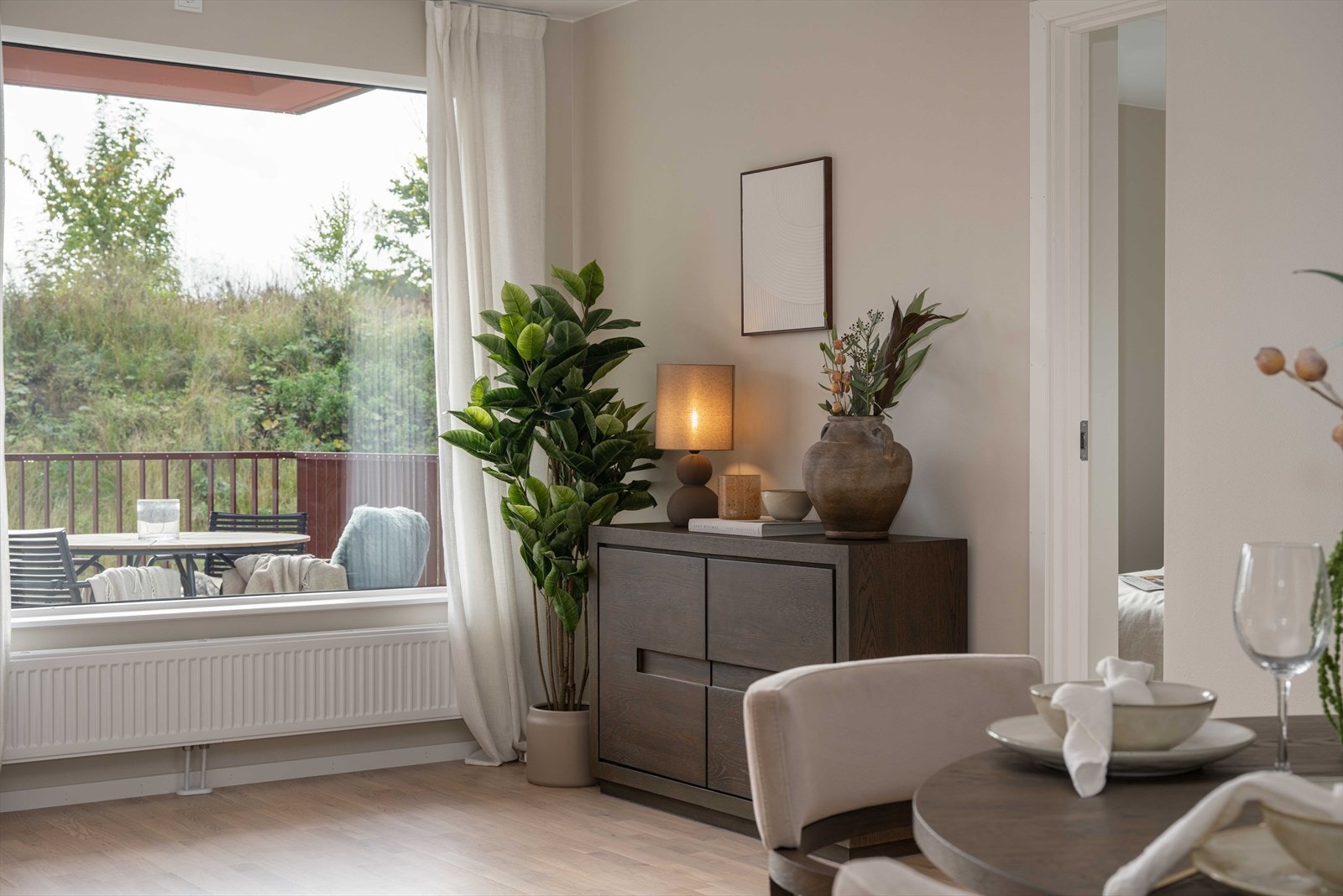 Den direkte utgangen til balkongen utvider stuen på varme dager. Galleribilde