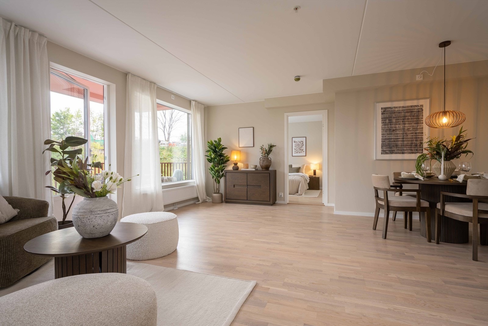 Fra stuen er det adkomst til ett av soverommene. Galleribilde