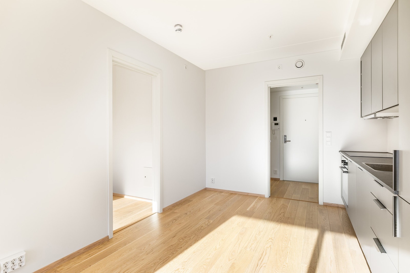 Veggene er i likhet med himlingene malt hvite i alle rom utenom badet. De store flatene er det enkelt å male over, om du vil gjøre egne fargevalg. Galleribilde