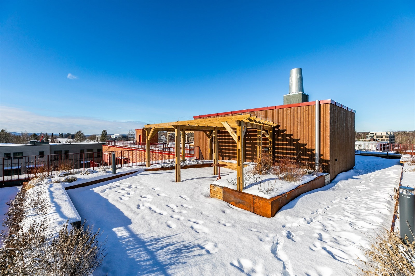 Flere fine soner er etablert på den store takaltanen. Her kan du velge fritt hvor du slå deg ned, med full oversikt over Ås og de nærliggende omgivelsene. Galleribilde