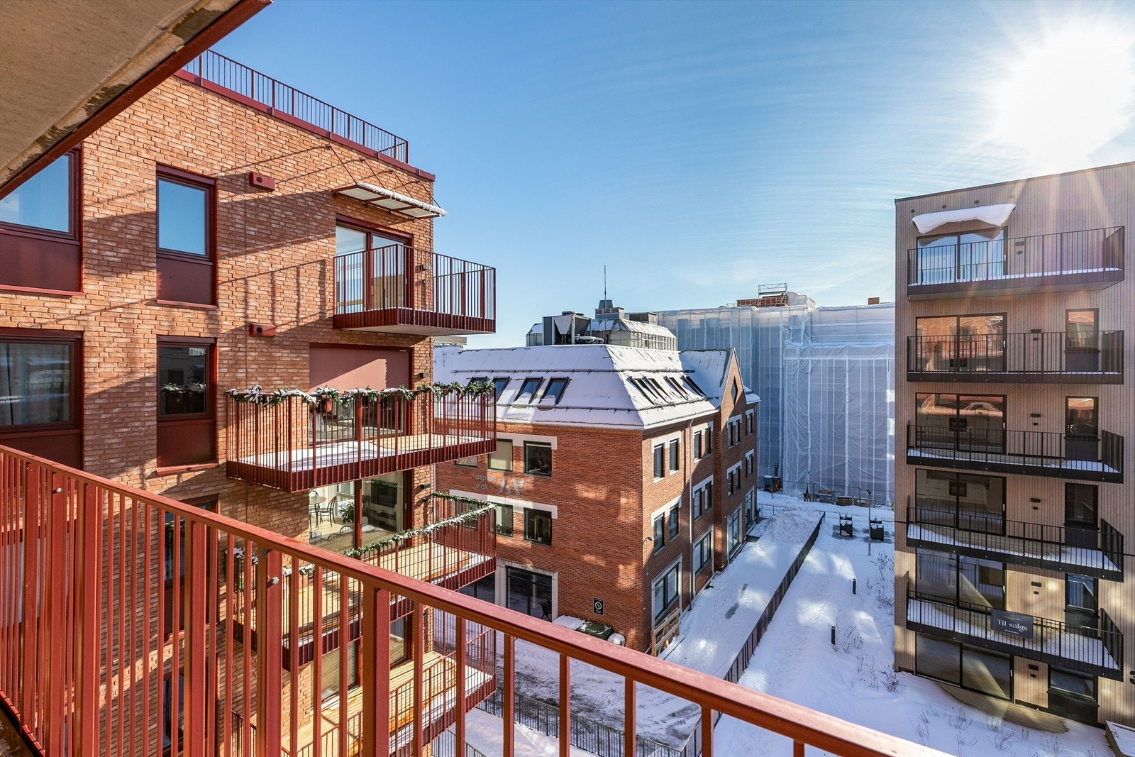 På balkongen sitter du henvendt mot solens gang det meste av dagen, omgitt av det fredelige gårdsrommet. Galleribilde