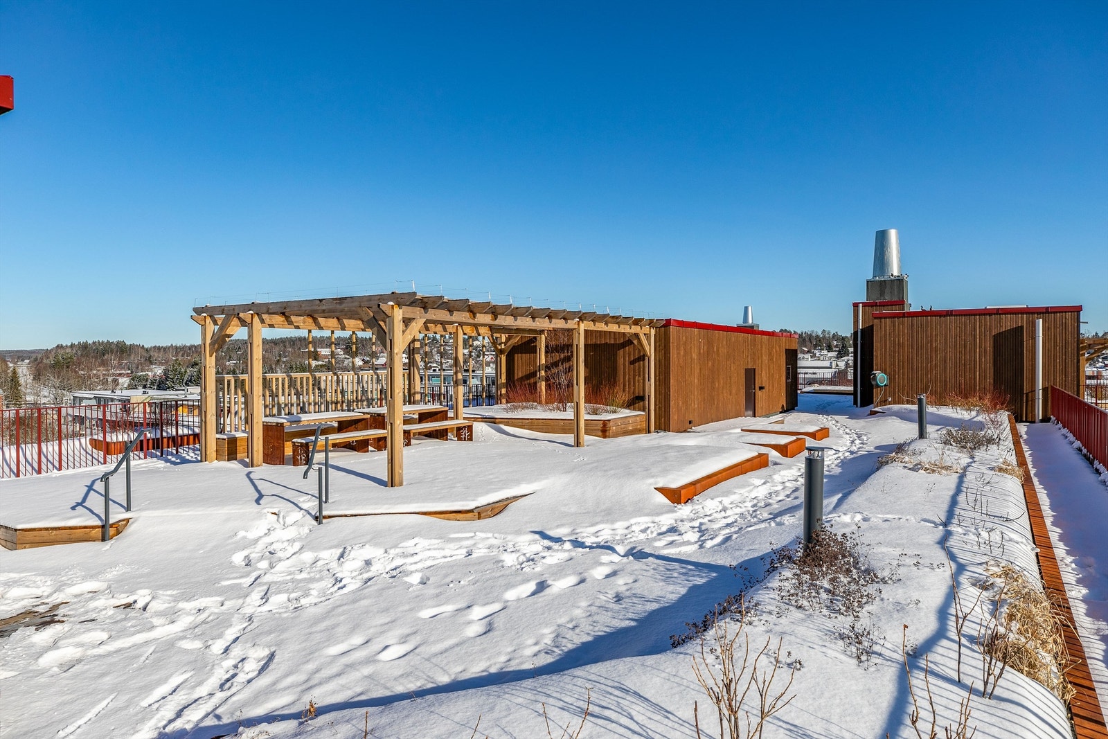 Med heis tar du deg raskt og bekvemt opp til sameiets felles takaltan som er pent innrammet av dekorerende bed. Galleribilde