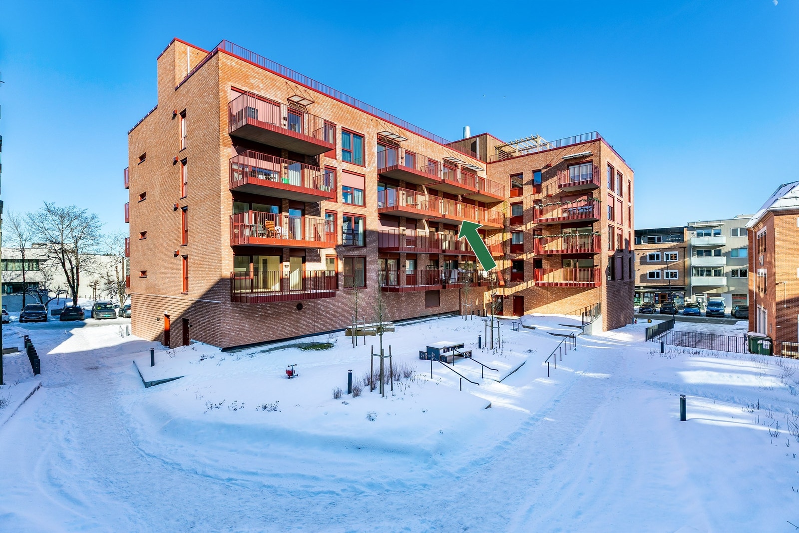 Leiligheten inngår i den luftige høyden av fjerde etasje, nest øverst i bygget. Heis i bygget gir enkel adkomst til alle plan, fra kjelleren til takaltanen. Galleribilde