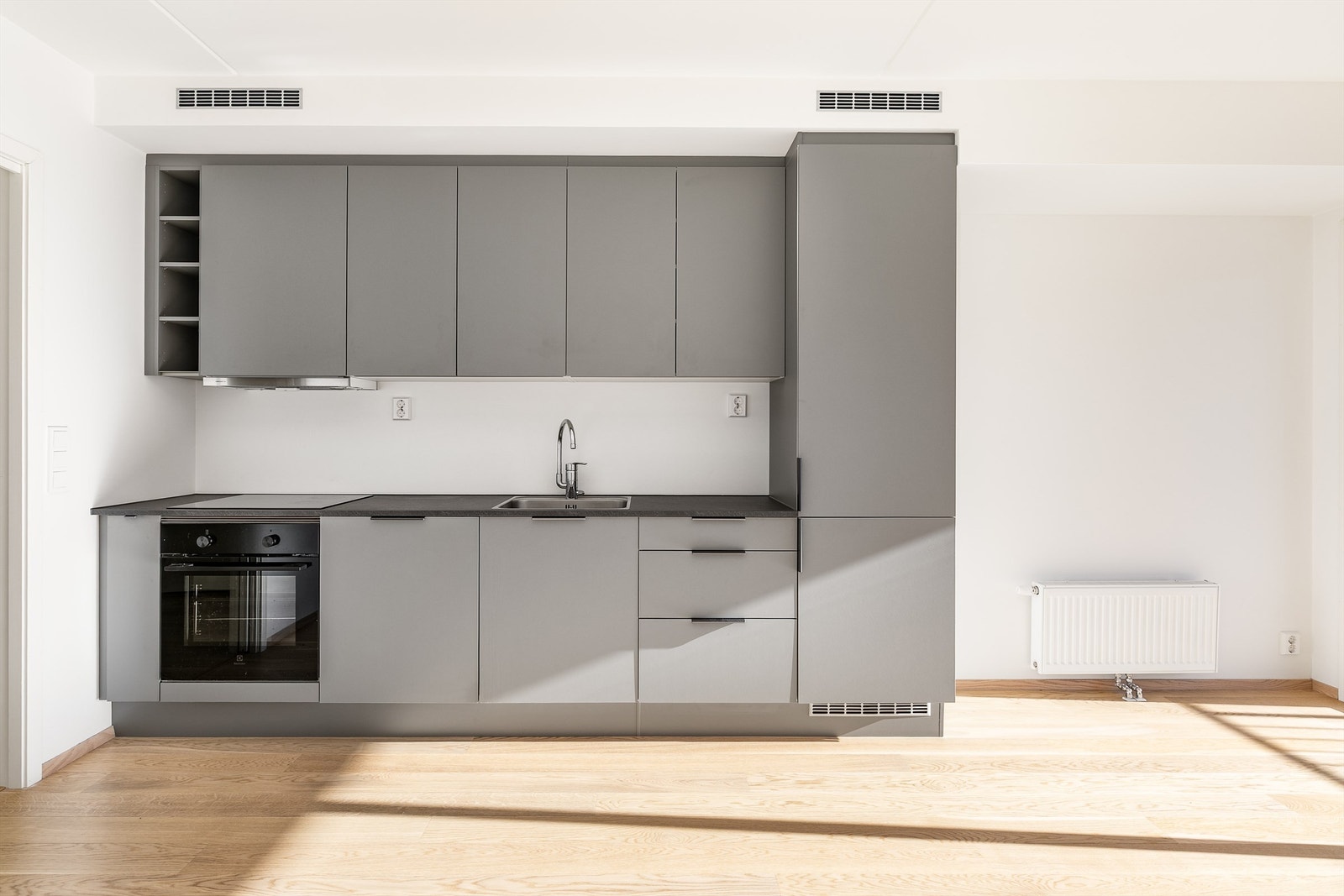 Kjøkkeninnredningen er fra HTH og komplett med integrerte hvitevarer som medfølger. Galleribilde