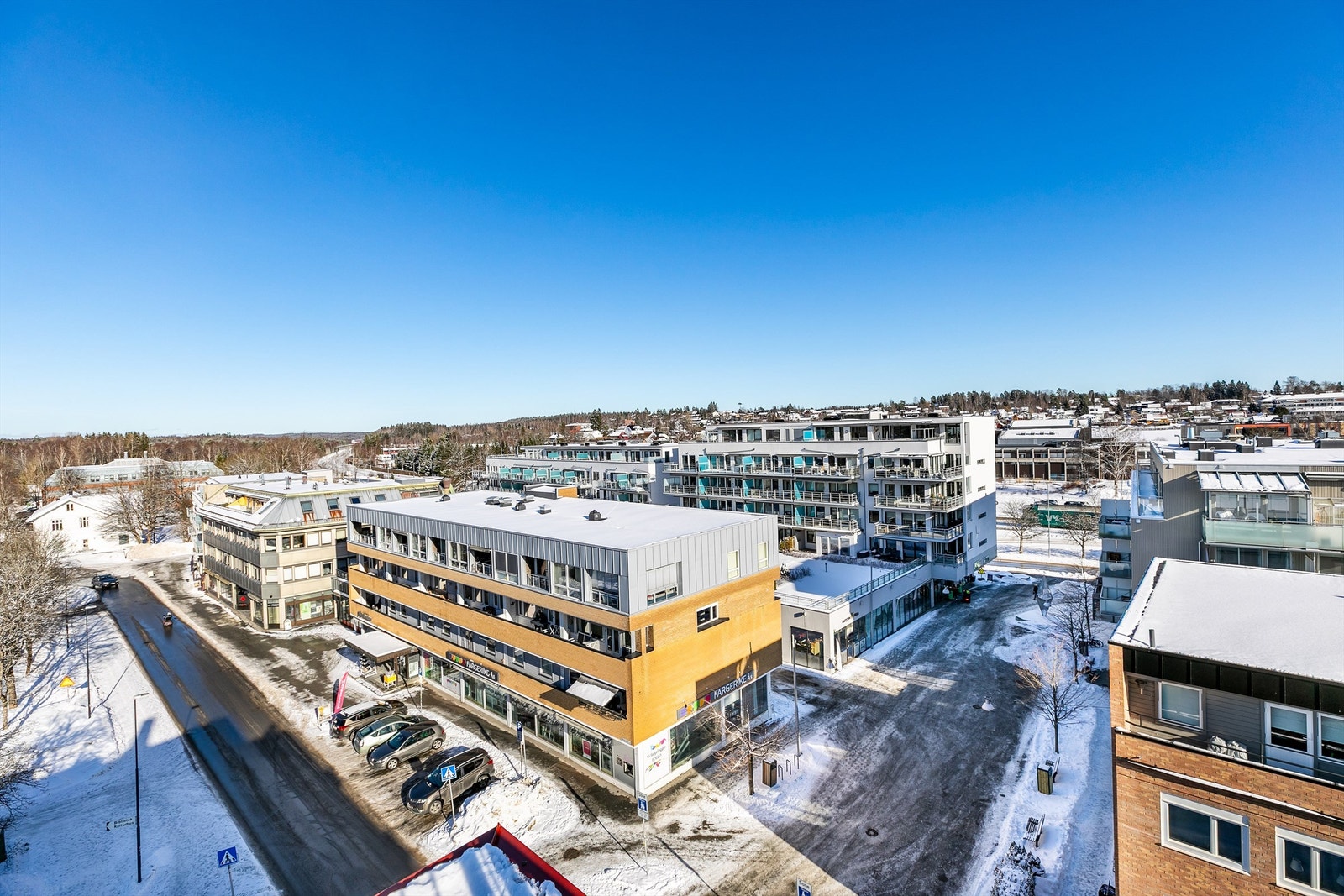 I tillegg til upåklagelige solforhold byr takterrassen på panoramautsikt over Ås sentrum, her sett i østlig retning. Galleribilde