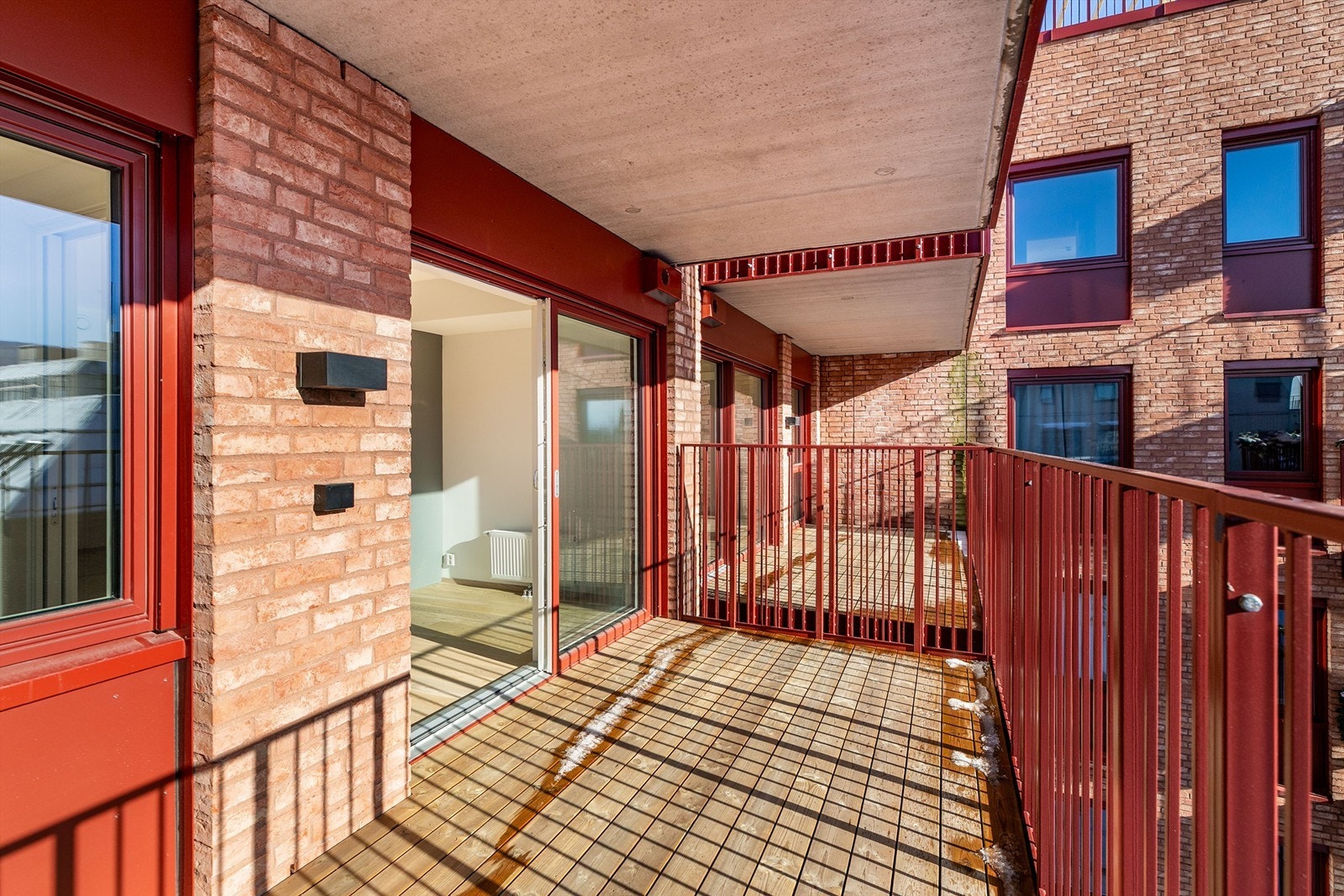 Balkongens hele 11 kvm. representerer et betydelig ekstra areal til leilighetens indre. Du får også tilgang til sameiets store felles takaltan. Galleribilde