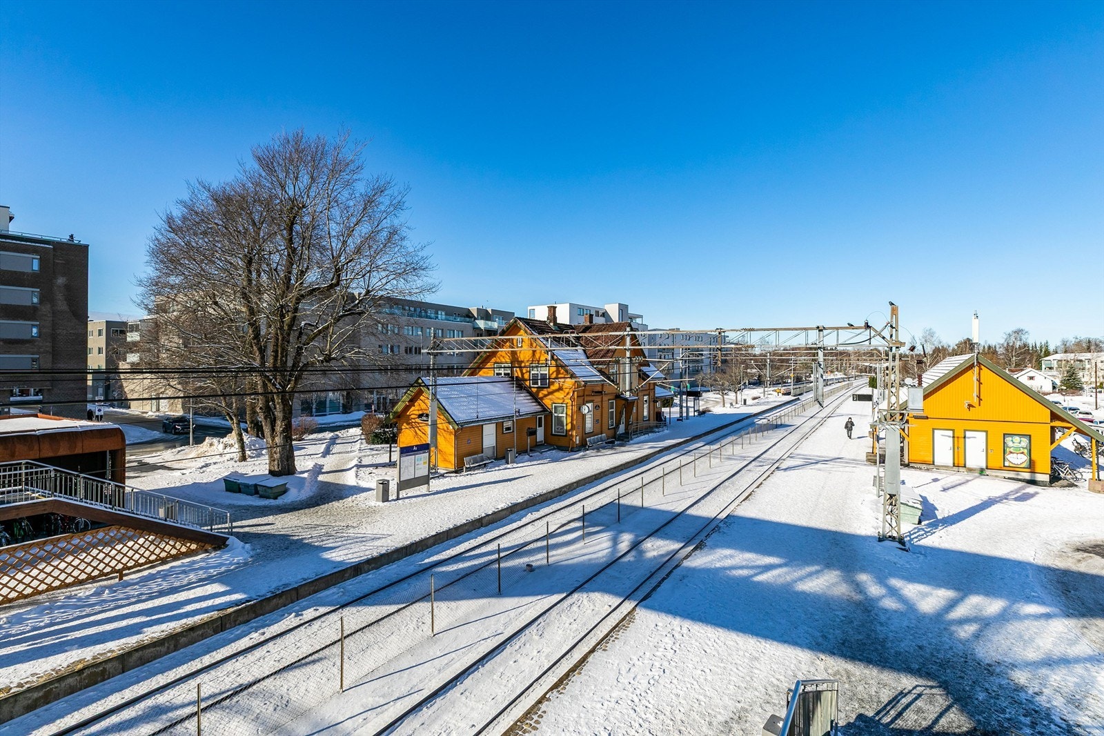 Togstasjonen ligger like om hjørnet fra Sentrumshagene. Til Oslo er det i dag to avganger i timen, reisetiden er under 20 minutter. Galleribilde