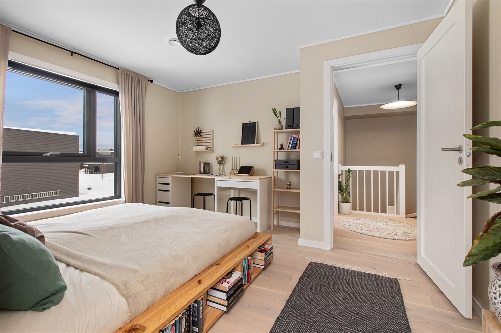 Store vinduer gir også dette rommet en lys og luftig følelse. Galleribilde