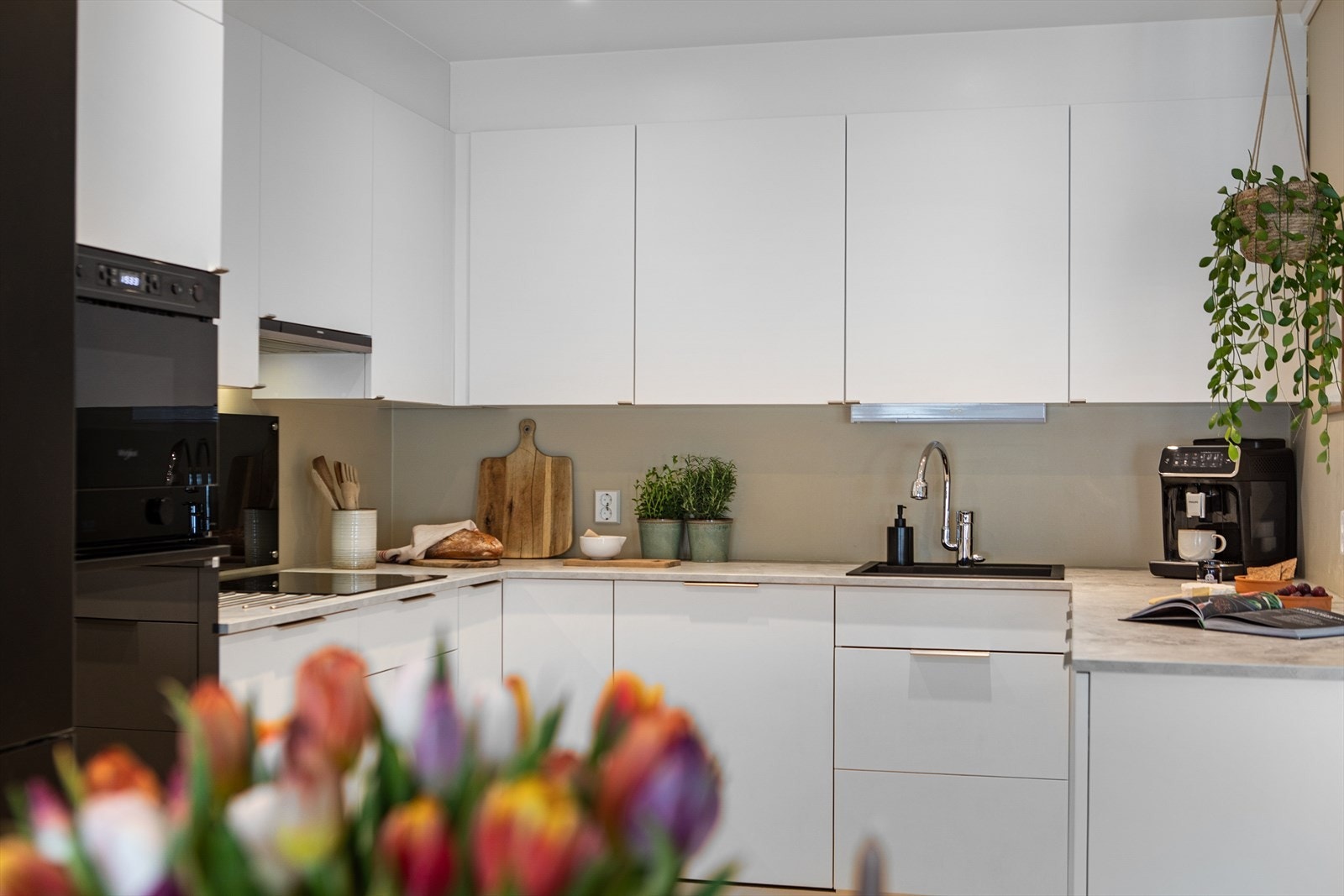 God benkeplass i slitesterk laminat gjør dette til et funksjonelt og arbeidsvennlig kjøkken. Galleribilde