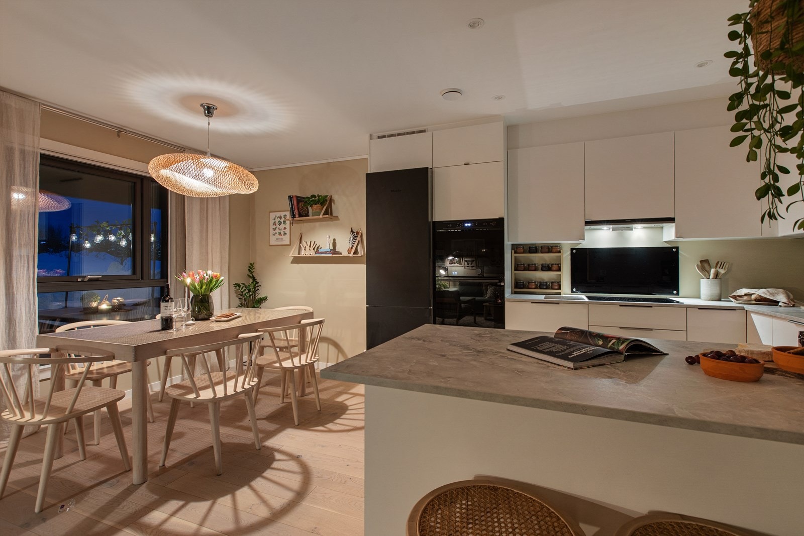 Kjøkkenet har en moderne innredning med glatte fronter og god skapplass. Galleribilde