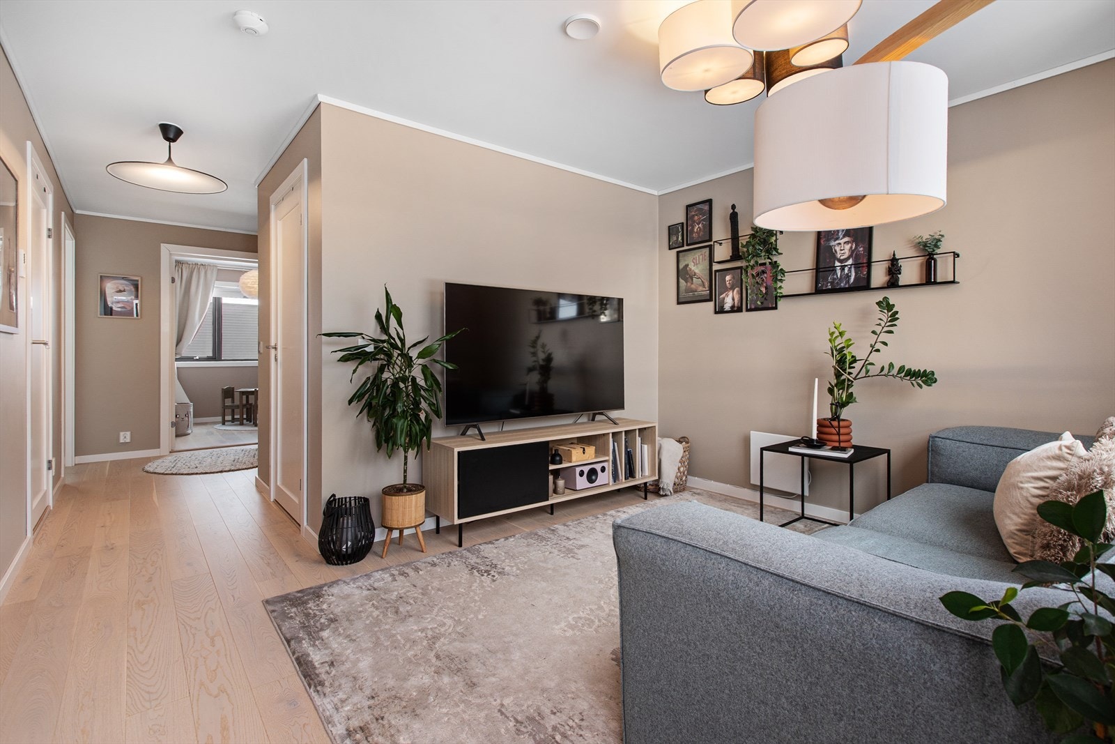 Den malte tretrappen med lakkerte trinn leder deg elegant opp til andre etasje. Galleribilde