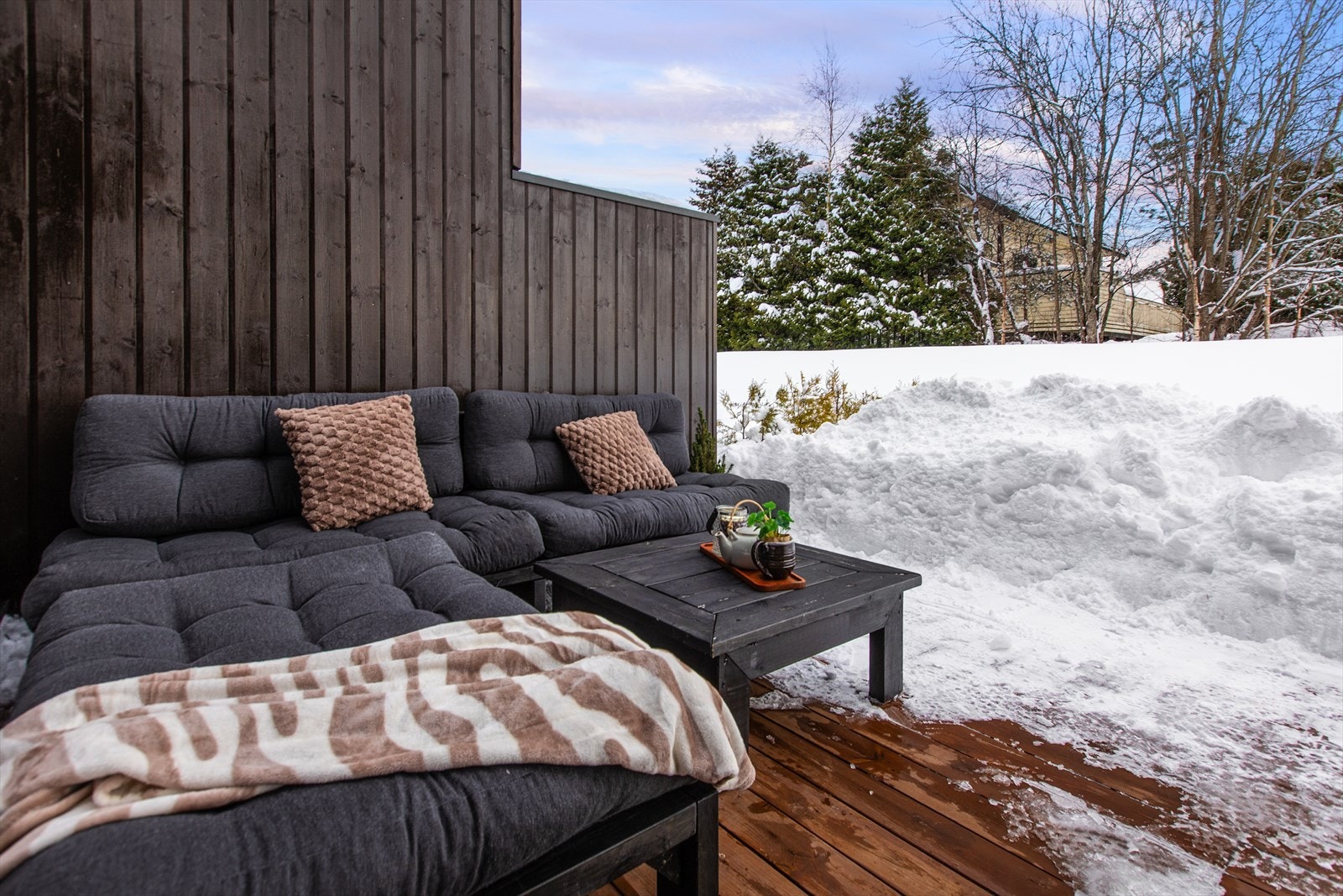 Uteplassen har god plass til en komfortabel loungegruppe. Galleribilde