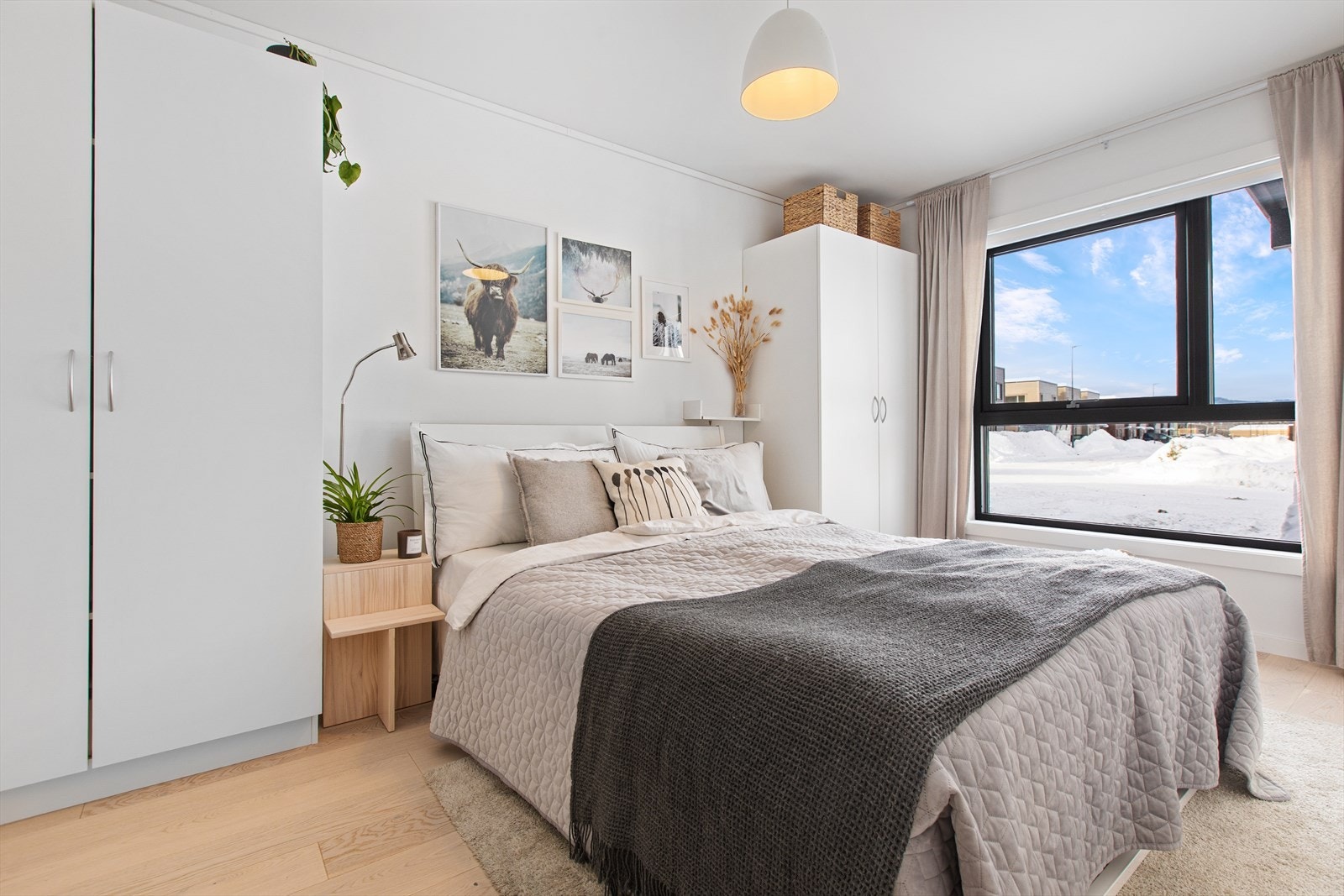 Første etasje har et romslig soverom med parkett på gulvet og plass til garderobe. Galleribilde