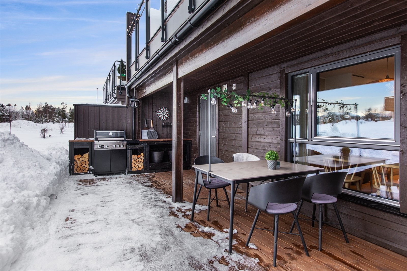 Plattingen på 32 m² gir god plass til utekjøkken, spiseplass og sittegrupper. Galleribilde