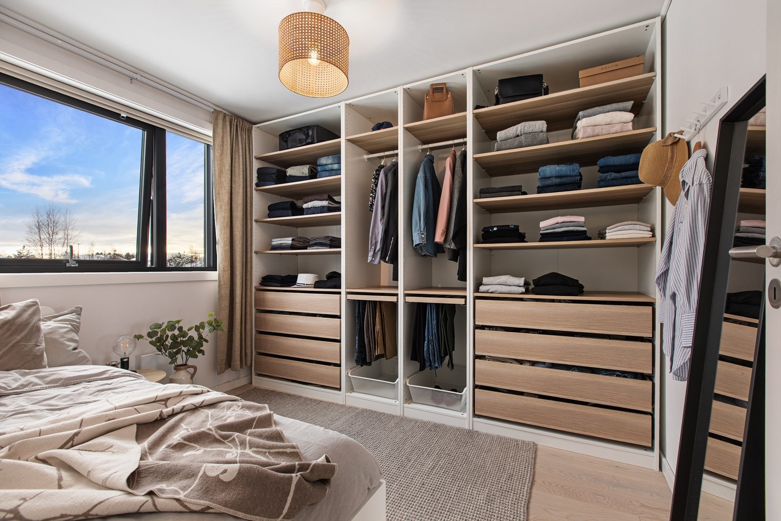 Det andre soverommet i etasjen har en praktisk, åpen garderobeløsning. Galleribilde