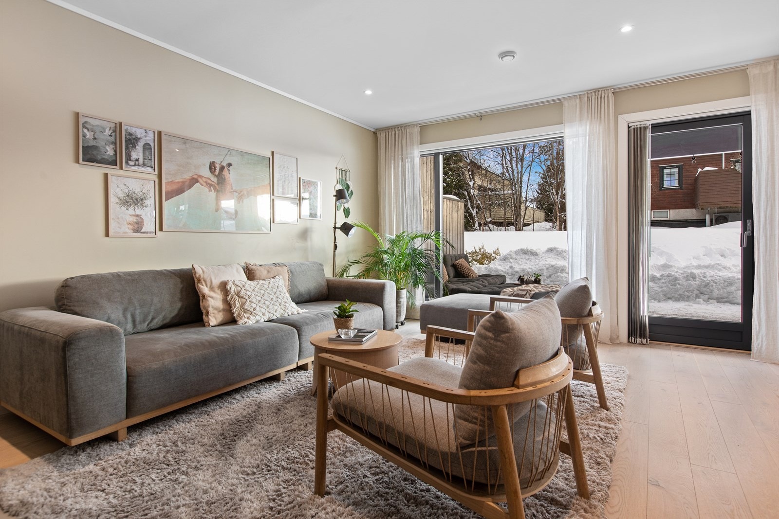 Fra stuen er det direkte utgang til en stor platting på 32 m². Galleribilde