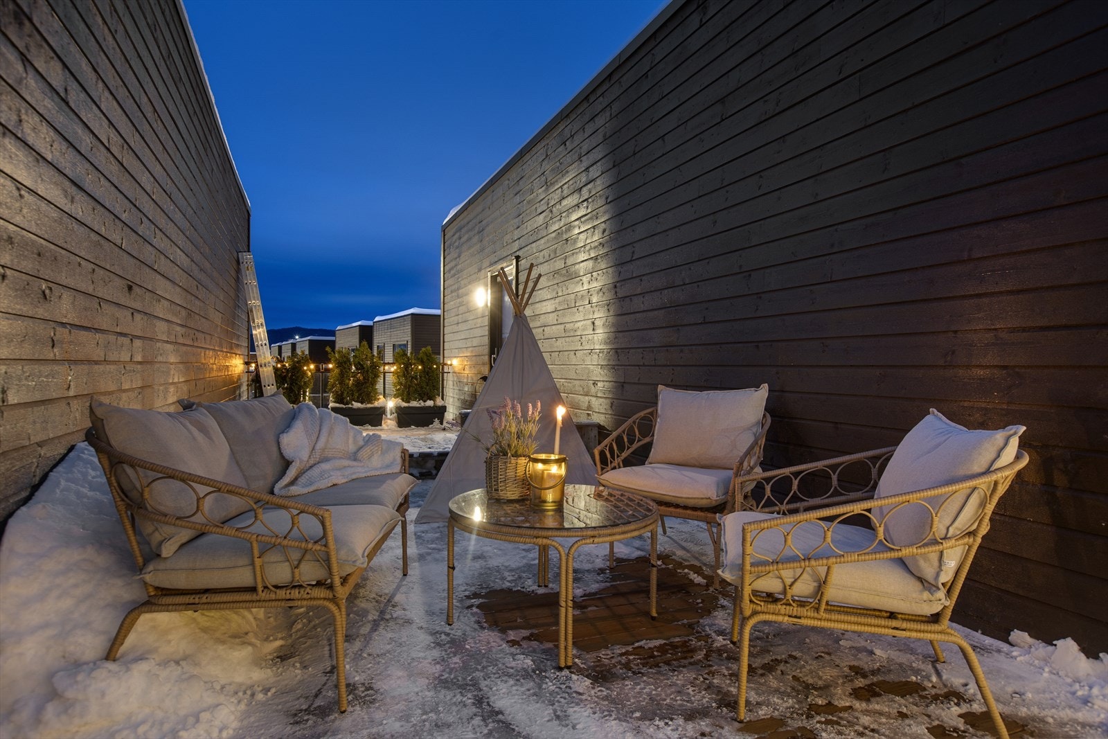 Her er det rikelig med plass for både loungegruppe, spisebord og grill. Galleribilde