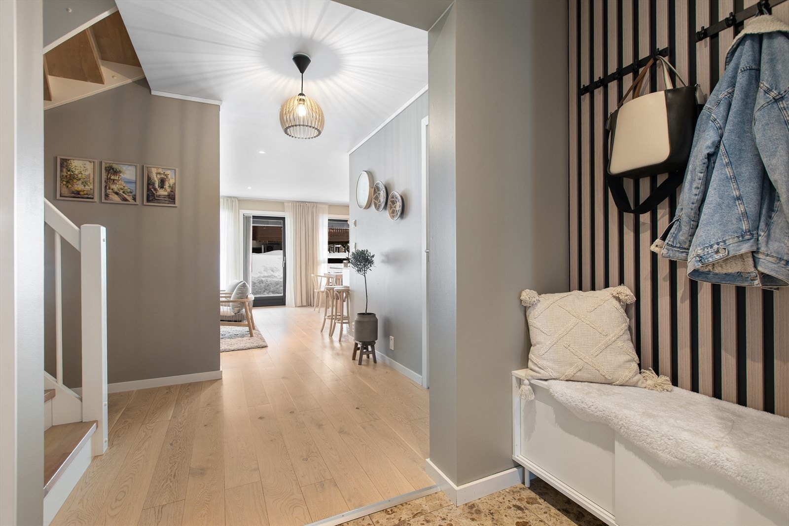 Fra entreen åpner boligen seg opp mot den sosiale sonen med stue og kjøkken. Galleribilde