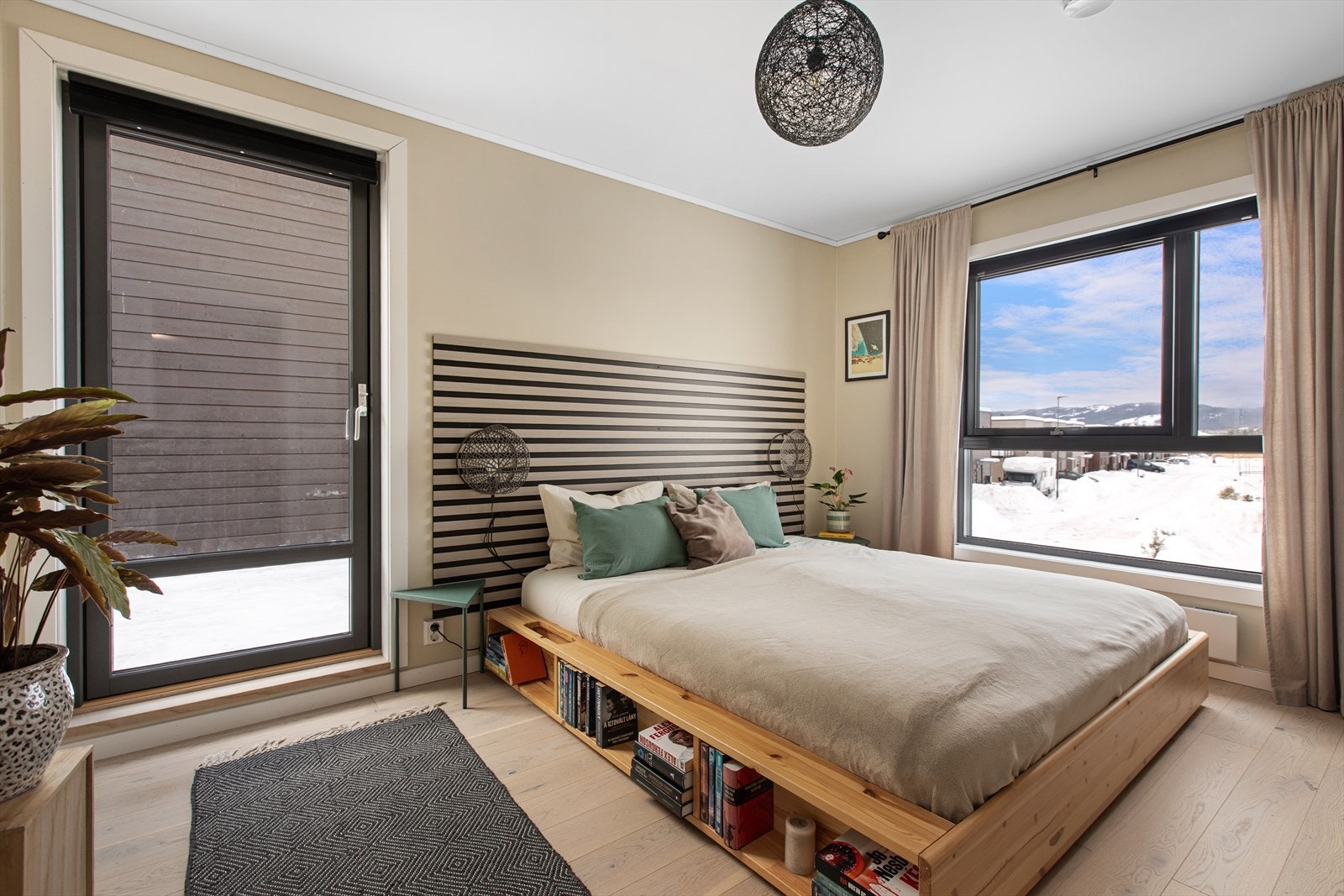 Hovedsoverommet i andre etasje har god plass til dobbeltseng og møblement. Galleribilde