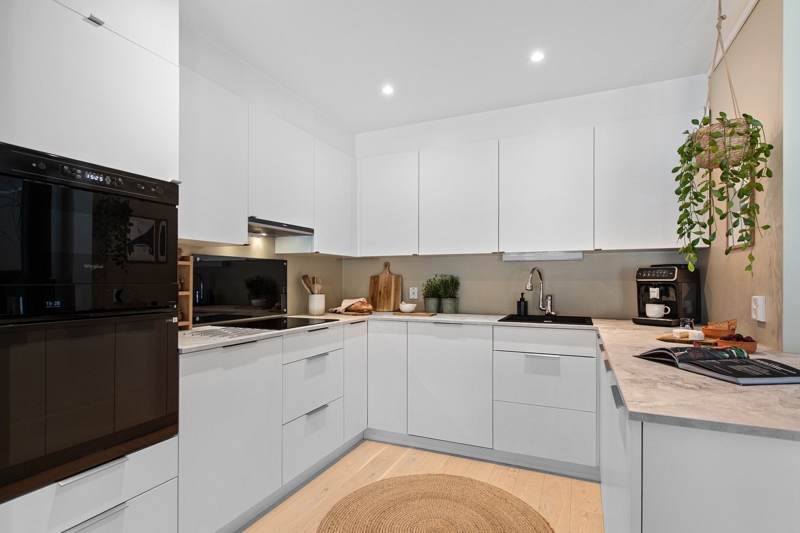 Her er det integrert stekeovn, platetopp, oppvaskmaskin. Galleribilde