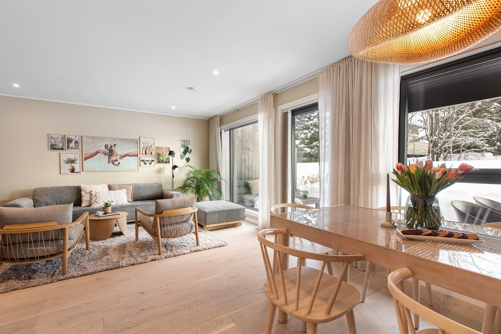 Boligen har balansert ventilasjon som sikrer et sunt og godt inneklima. Det er også varme i gulv i både stue og kjøkken som sørger for stabil og god varme. Galleribilde