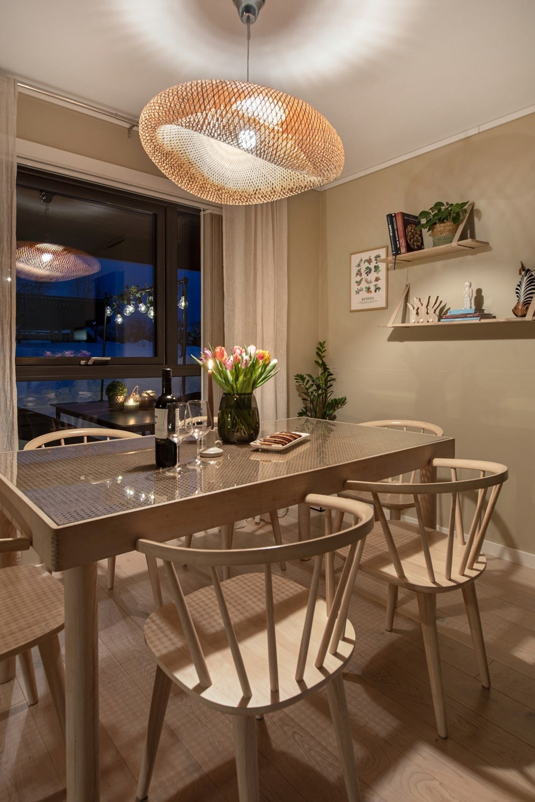 De store vindusflatene gir en god romfølelse også ved spiseplassen. Galleribilde