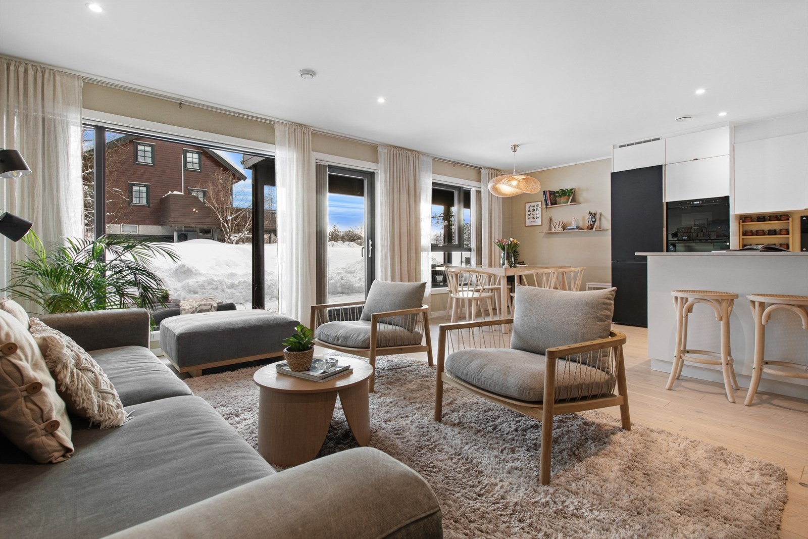 Store vinduer med 3-lags glass slipper inn rikelig med dagslys. Galleribilde