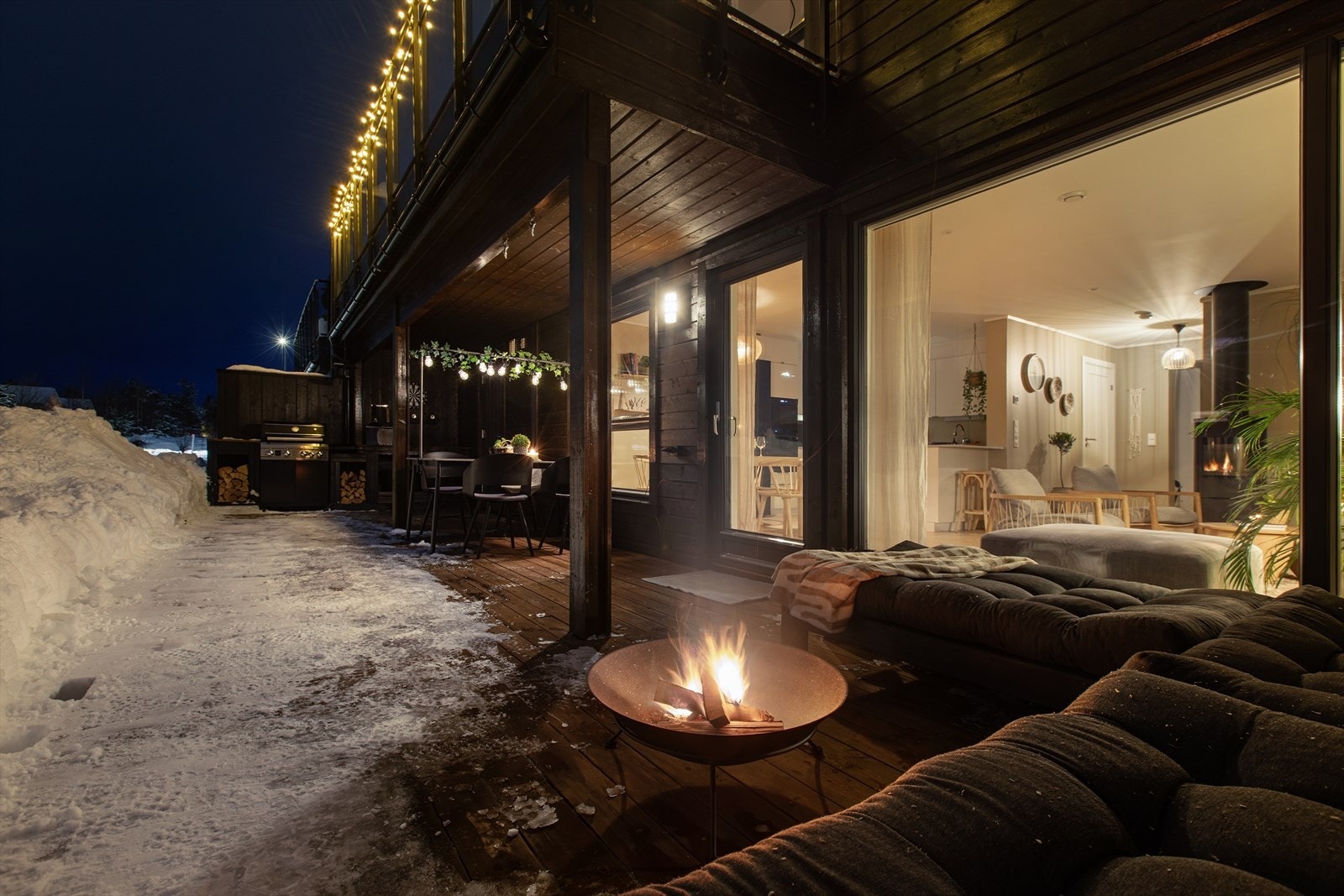 Direkte utgang fra stuen gjør at inne- og uteområdene flyter sømløst sammen. Galleribilde