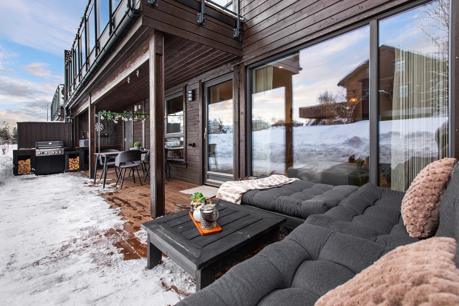 Den skjermede plattingen i første etasje er en fin forlengelse av stuen. Galleribilde