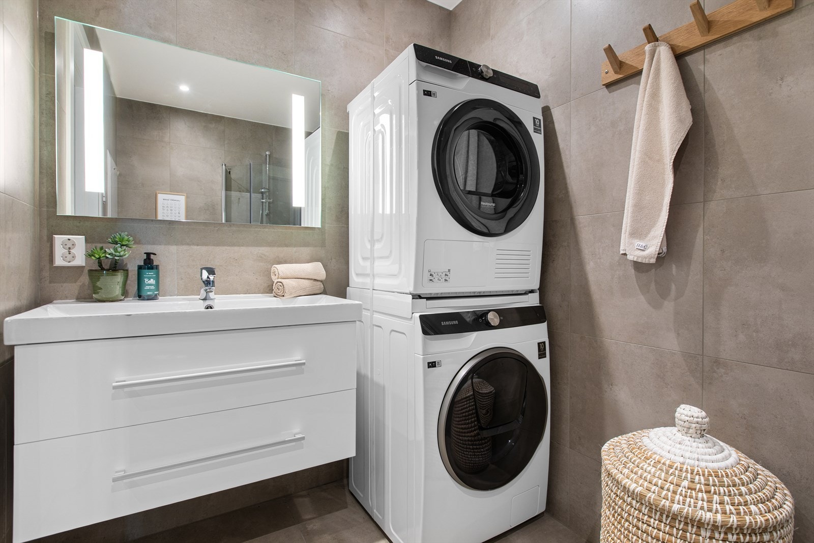 Badet er utstyrt med dusjhjørne, vegghengt toalett og elektriske varmekabler i gulvet. Galleribilde