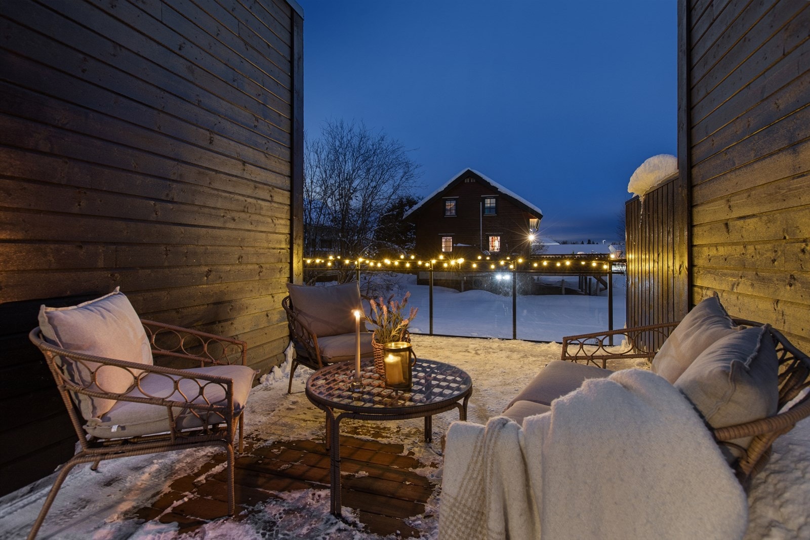 Uteplassen er bygget med impregnert bjelkelag og terrassebord. Galleribilde