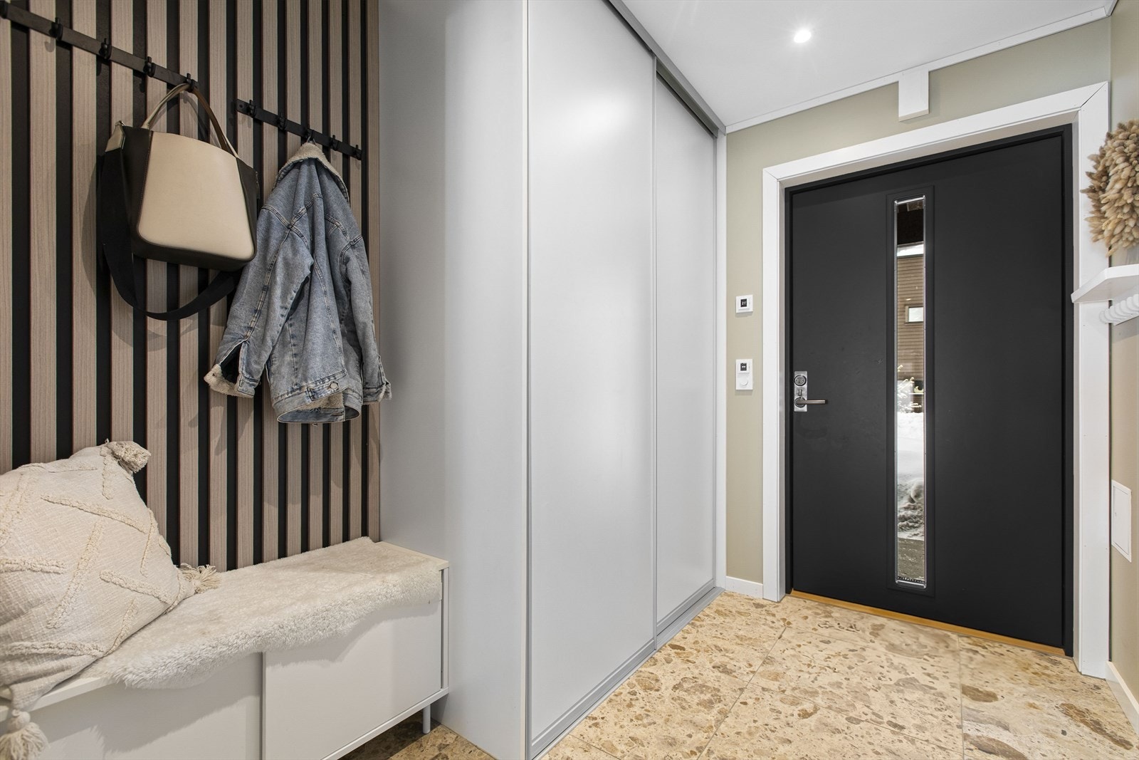 Velkommen inn i en innbydende entré med god plass til oppbevaring av yttertøy. Galleribilde