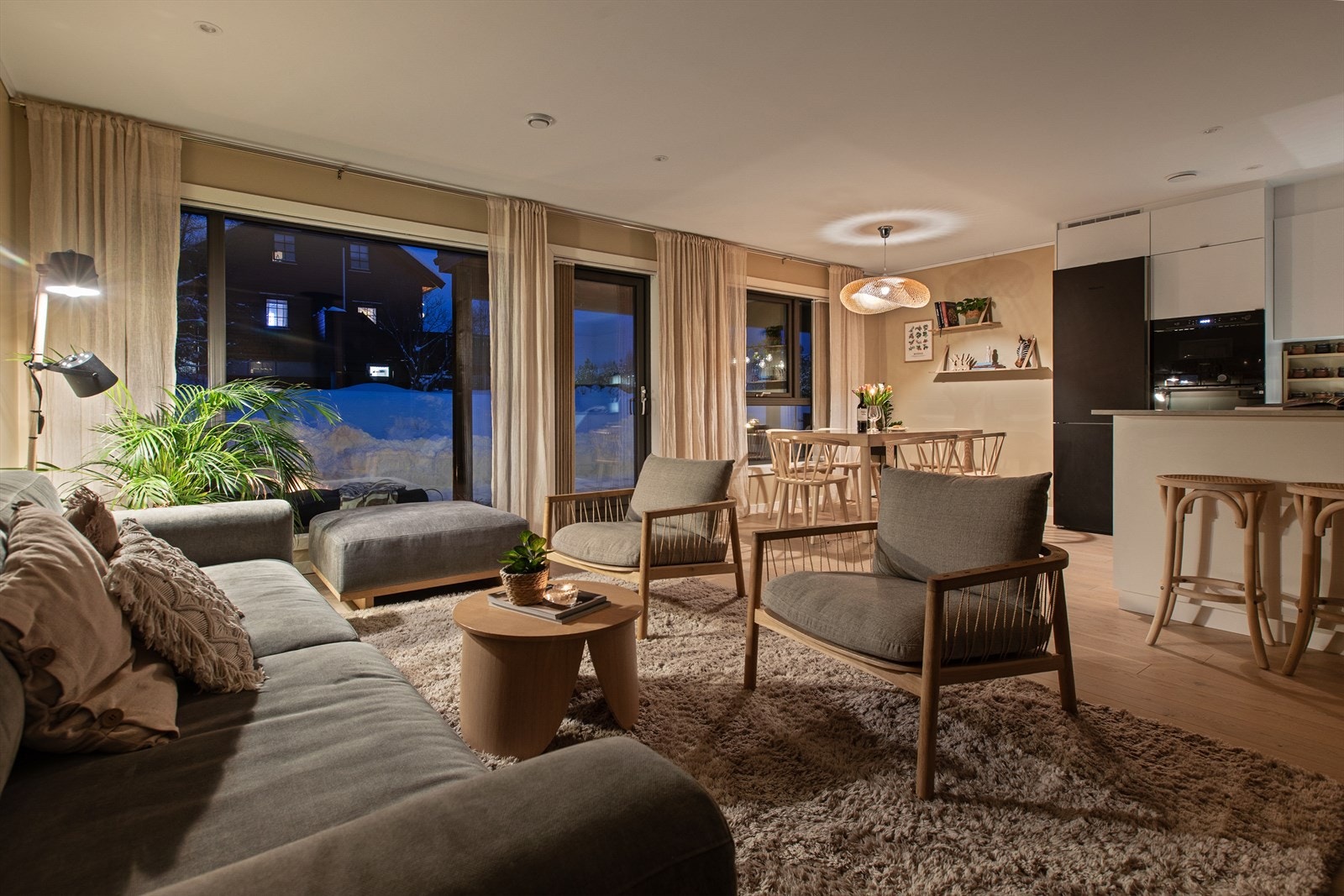 Gjennomgående parkettgulv og malte flater gir et helhetlig og tidsriktig inntrykk. Galleribilde