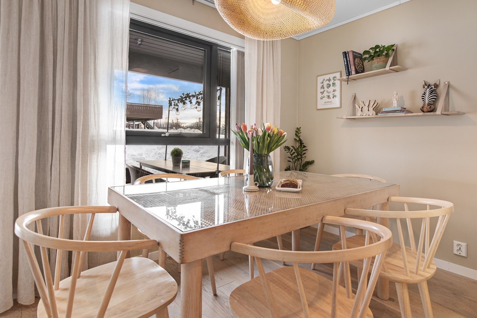 En lys og trivelig sone for både hverdagsmåltider og sosiale sammenkomster. Galleribilde