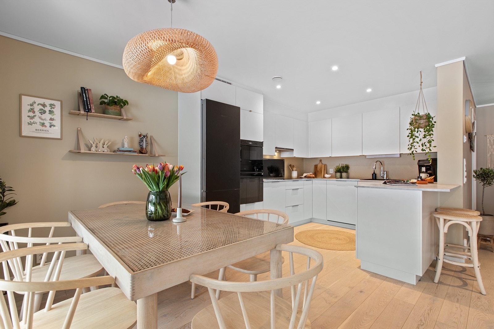 Spiseplassen er en naturlig del av allrommet, med plass til hyggelige måltider. Galleribilde