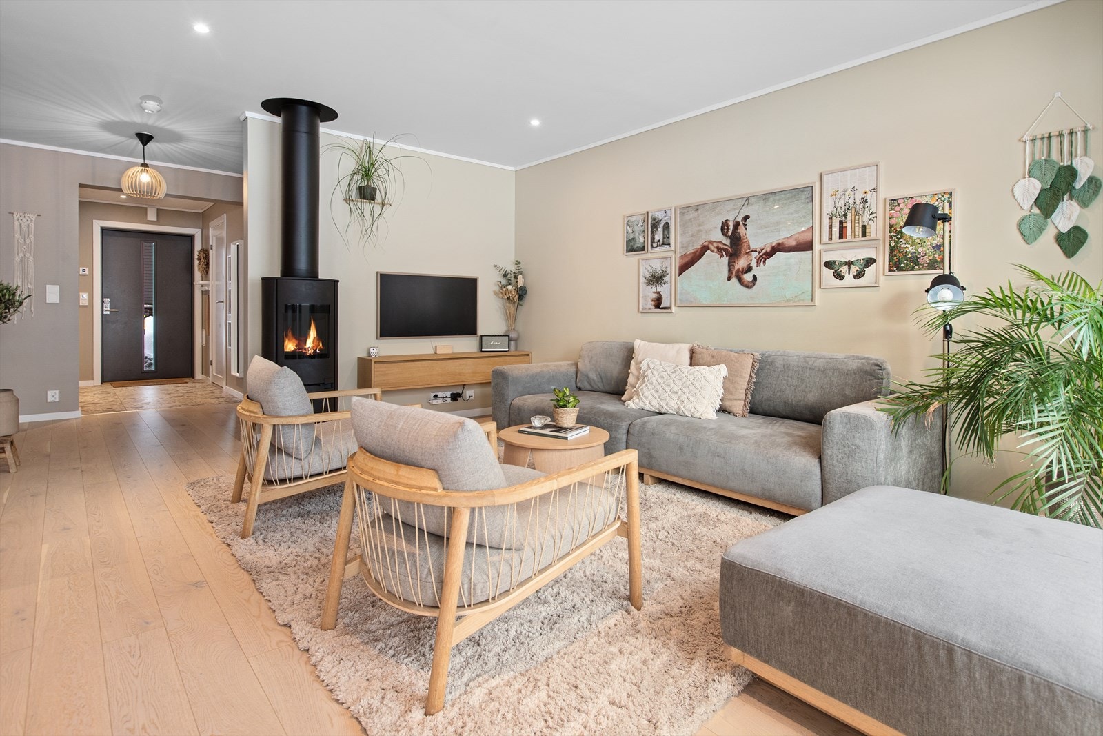 Stuen har god plass til en romslig sofagruppe og møblement. Galleribilde