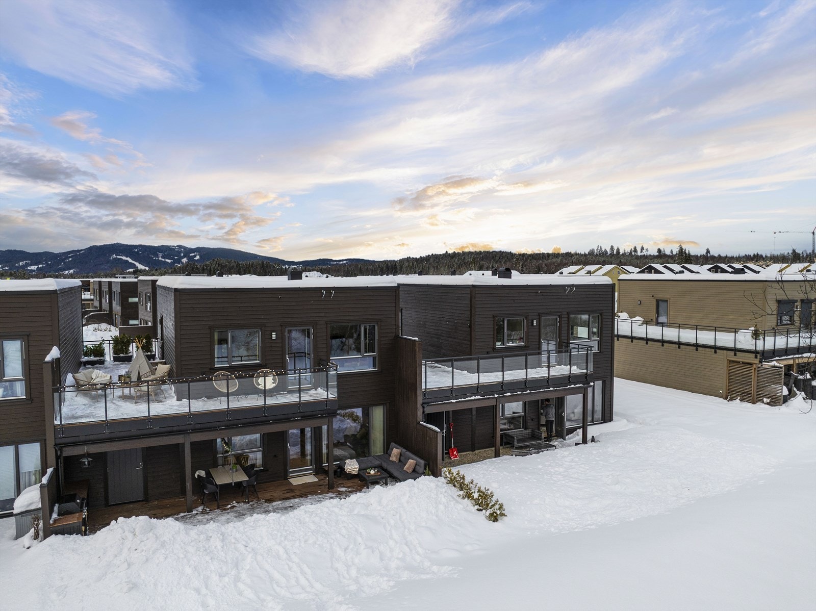 Boligen har to store, private uteplasser som gir rikelig med plass for uteliv. Galleribilde