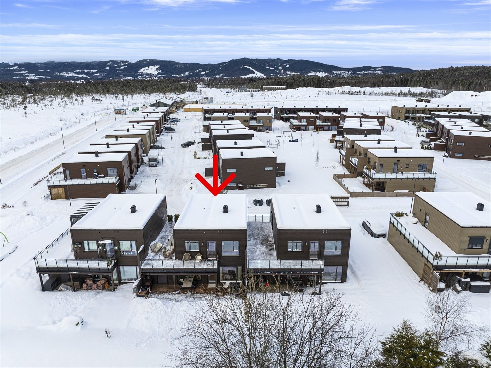 Boligen ligger i et nyere og barnevennlig boligfelt i Nannestad kommune. Galleribilde