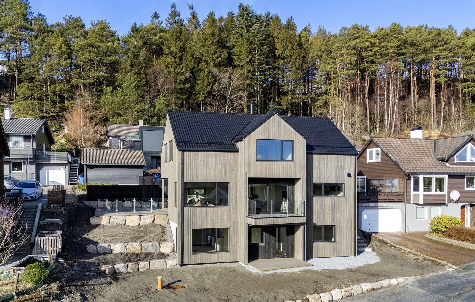 Boligen er plassert høyt og fritt i åssiden på Hana, med gode utsiktsforhold. Galleribilde