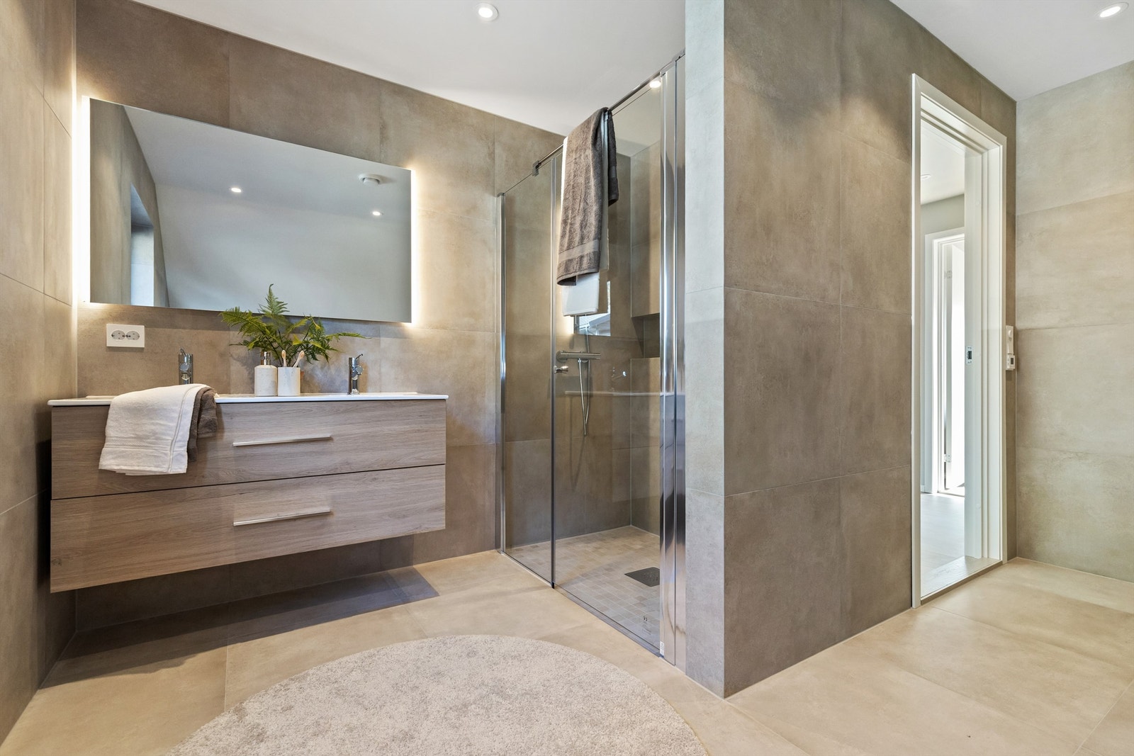 Badet er romslig og har både dusjnisje og badekar. Galleribilde