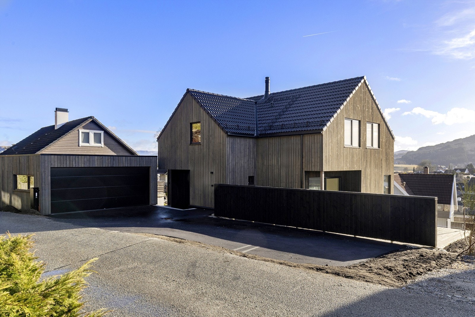 Boligen har en dobbelgarasje med god lagringsplass. Galleribilde