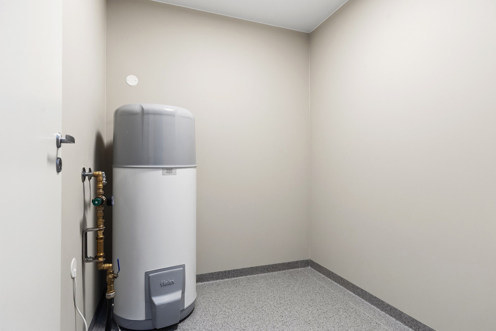 Bod i underetasjen med varmtvannsbereder. Galleribilde