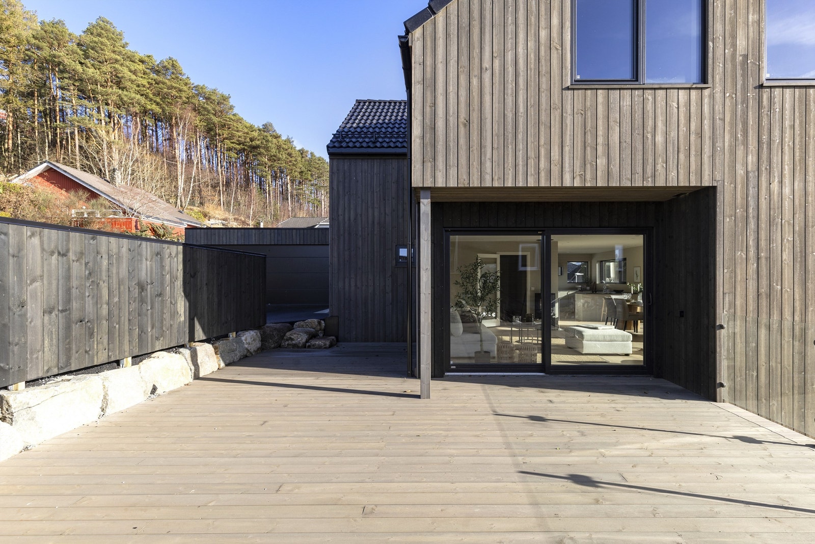 Den store terrassen gir rikelig med plass for utemøbler og grill. Galleribilde