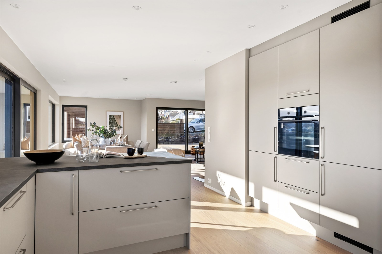 Høyskap med integrerte hvitevarer gir et ryddig og moderne uttrykk. Galleribilde