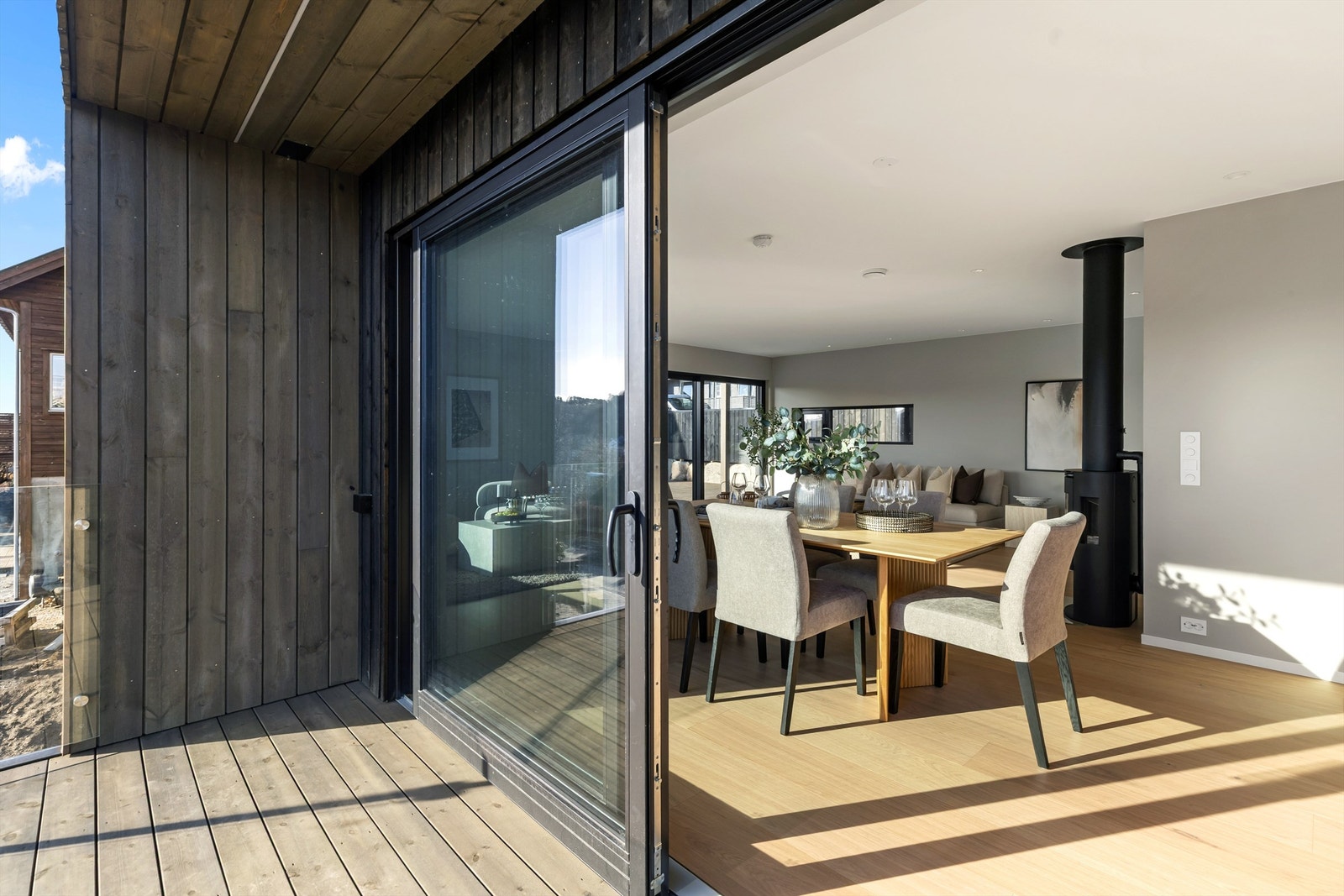 Fra stuen er det skyvedør ut til en stor og delvis overbygget balkong. Galleribilde