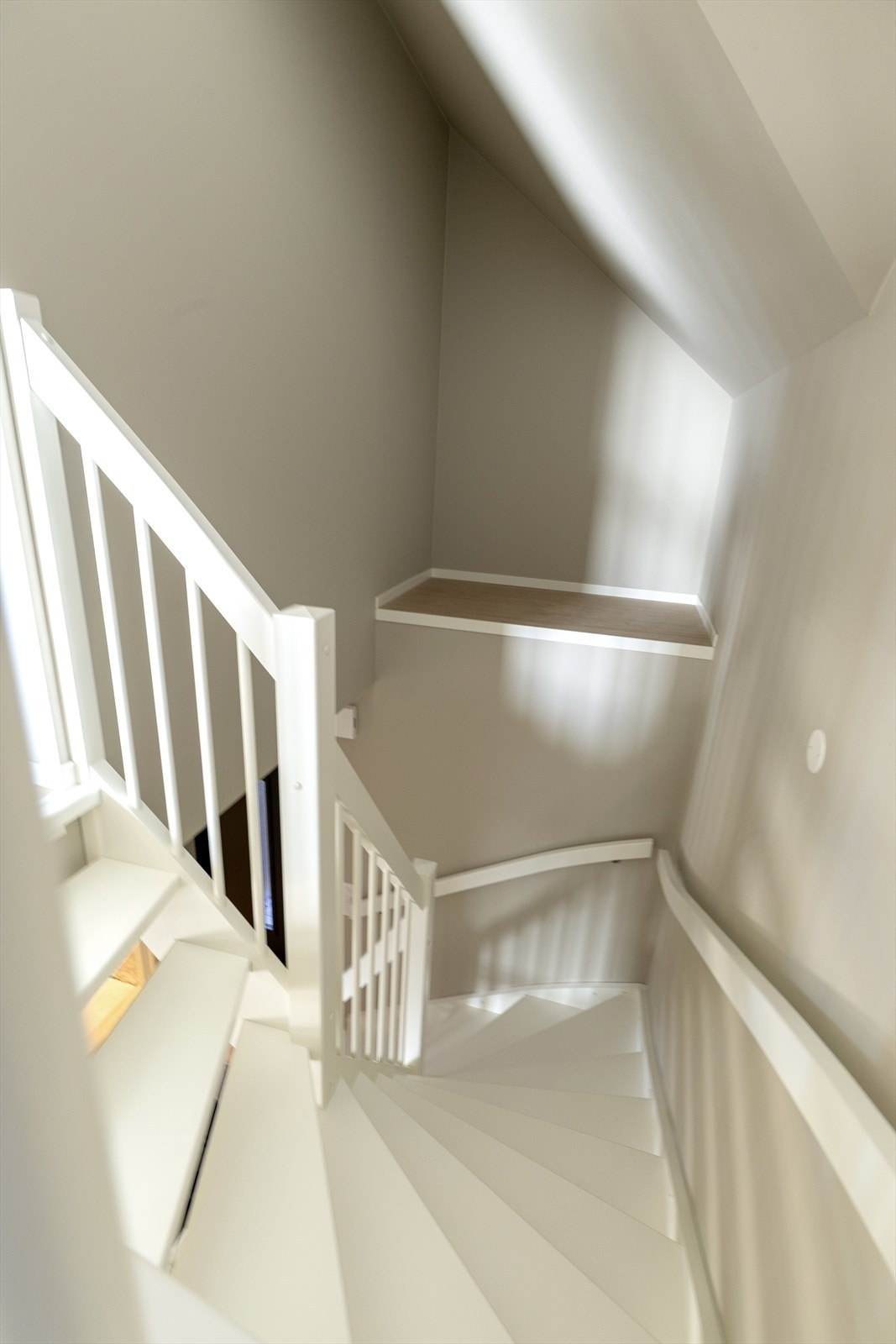 Trapperommet binder etasjene sammen på en elegant og lys måte. Galleribilde